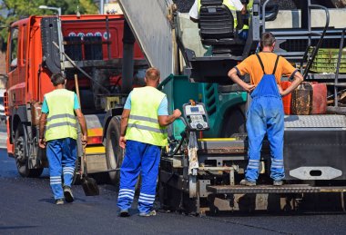 Araç ve yol yapımı kamyonette parke asfalt