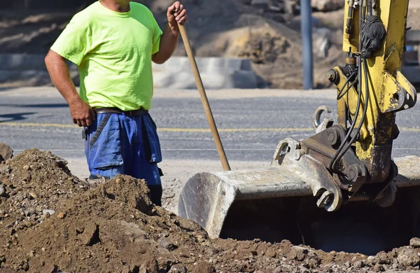 Trabajador de la construcción en la construcción de carreteras —  Fotos de Stock