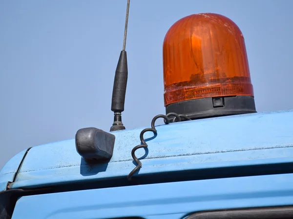 Sirène et lampe sur le dessus d'un camion — Photo