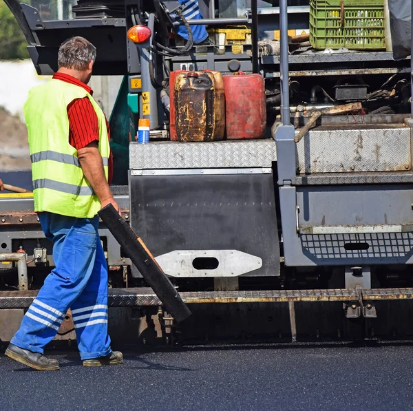 Bouwvakker bij de aanleg van wegen — Stockfoto