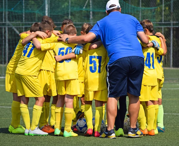 Discussion of the kid soccer team — Stock Photo, Image