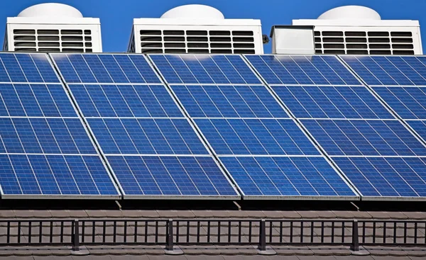 Solární panely a vzduchu condiitioners — Stock fotografie