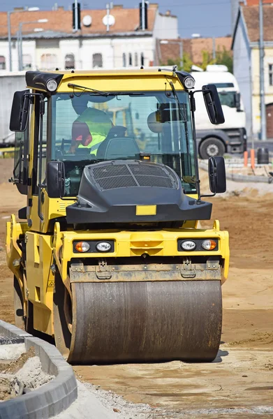 Rouleau à vapeur à la construction de la route — Photo