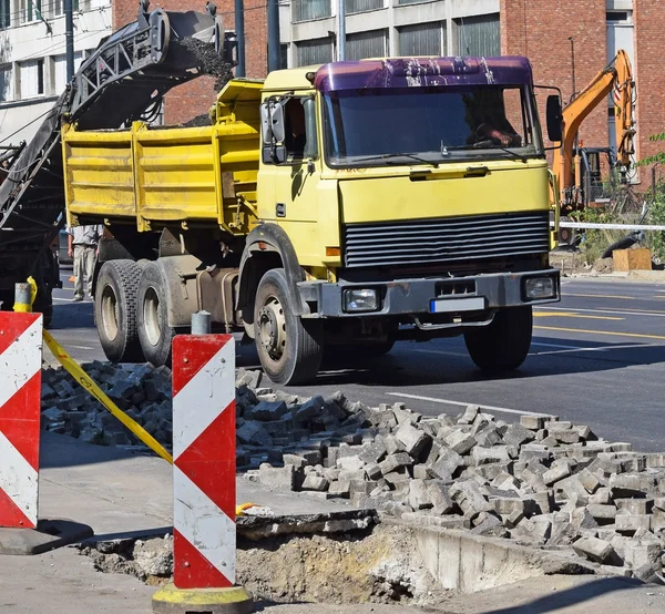 Vrachtwagen en weg schraper machines — Stockfoto