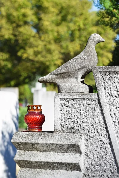 Paloma y linterna en la lápida — Foto de Stock