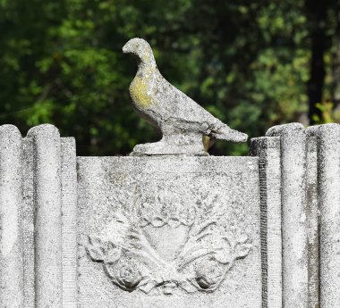 Güvercin heykelin üzerine mezar taşına