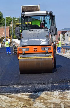 Şehirde yeni bir yol inşaatı