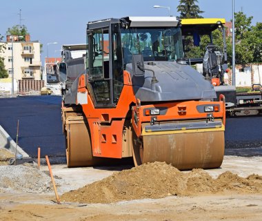 Yol yapım çalışmaları buharlı silindir