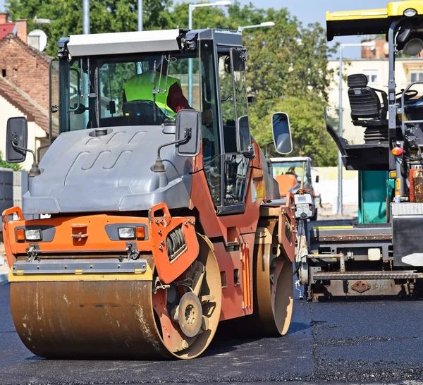 Steamroller bij de aanleg van wegen — Stockfoto