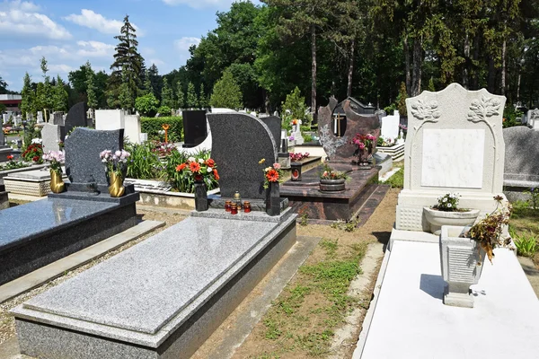 Halk mezarlığındaki mezar taşları