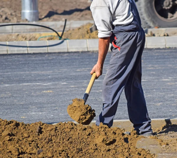 Construction worker with a shovel — Stock Photo, Image