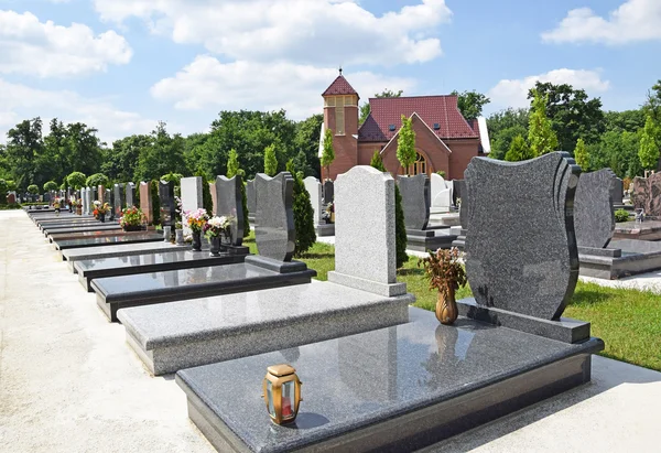 Pietre tombali e una cappella nel cimitero pubblico — Foto Stock