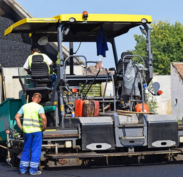 Asfalt bestrating voertuig op de aanleg van wegen — Stockfoto