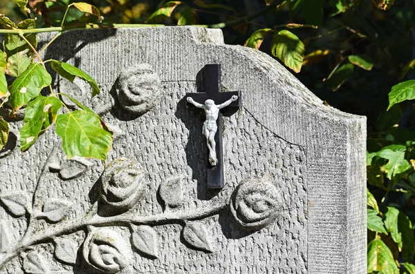 Cross and flower on the tombstone — Stock Photo, Image