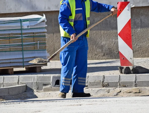 Člověk pracuje na výstavbu silnic — Stock fotografie