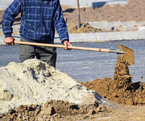 El hombre está trabajando en la construcción de carreteras — Foto de Stock