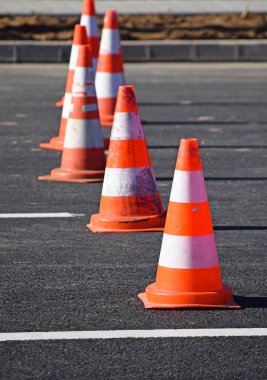 trafik konileri üst üste