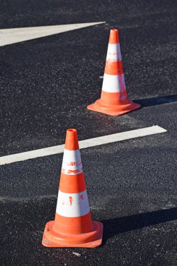 Trafik konileri yolda
