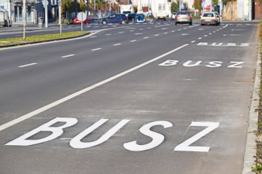 Şehrin sokak üzerinde otobüs şeridi
