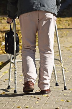 Yaşlı adam bir walker ile yürüyor