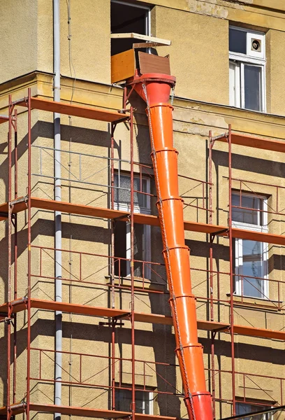 Estrutura de construção ao lado de um edifício — Fotografia de Stock