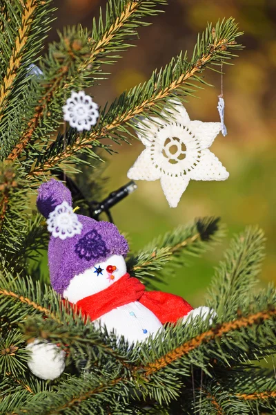 Снеговик на рождественской ёлке — стоковое фото