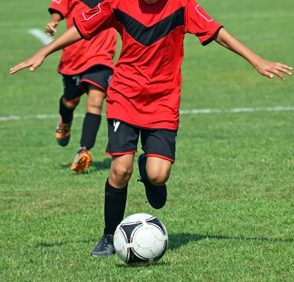 Jovens jogadores de futebol — Fotografia de Stock