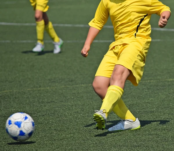Молодой футболист с мячом — стоковое фото