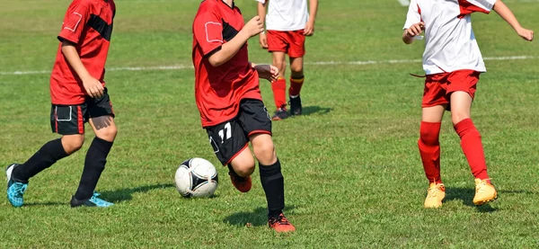 Les enfants jouent au foot. — Photo