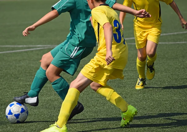 Los niños juegan al fútbol — Foto de Stock