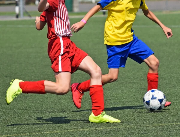 Los niños juegan al fútbol — Foto de Stock