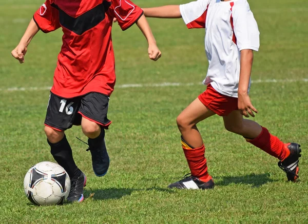 As crianças estão jogando futebol — Fotografia de Stock