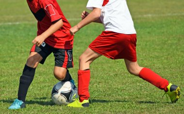 Çocuklar futbol oynayan