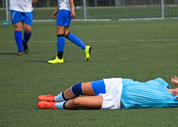 女性のサッカーの試合で怪我 — ストック写真
