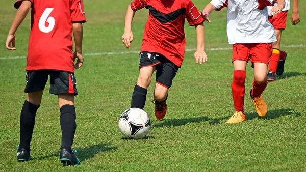 As crianças estão jogando futebol — Fotografia de Stock