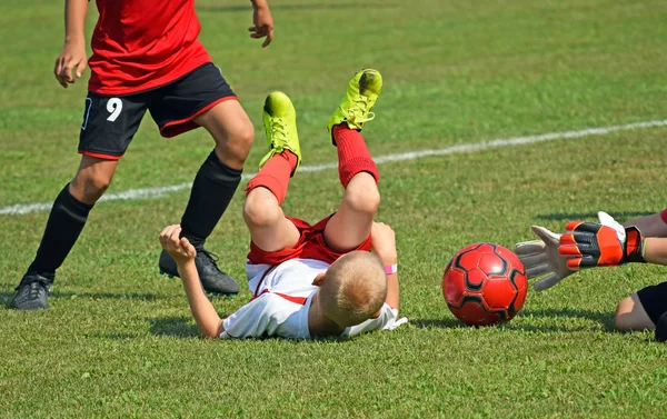 Les enfants jouent au foot — Photo