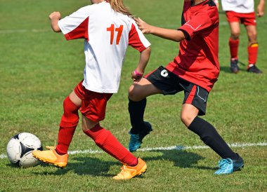 Futbol oynayan çocuklar