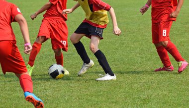 Çocuklar futbol oynayan