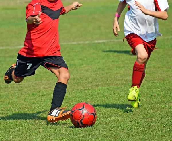 Los niños juegan al fútbol —  Fotos de Stock