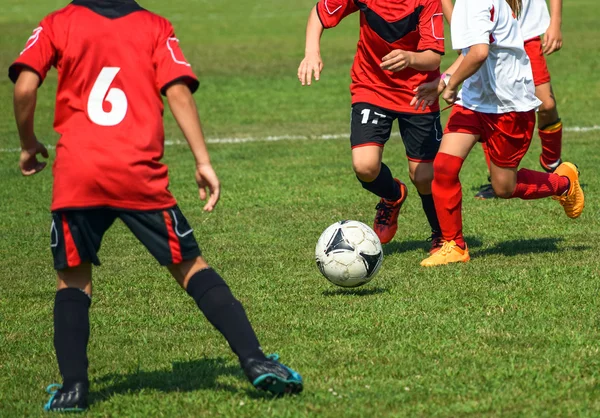 Jogo de futebol infantil — Fotografia de Stock