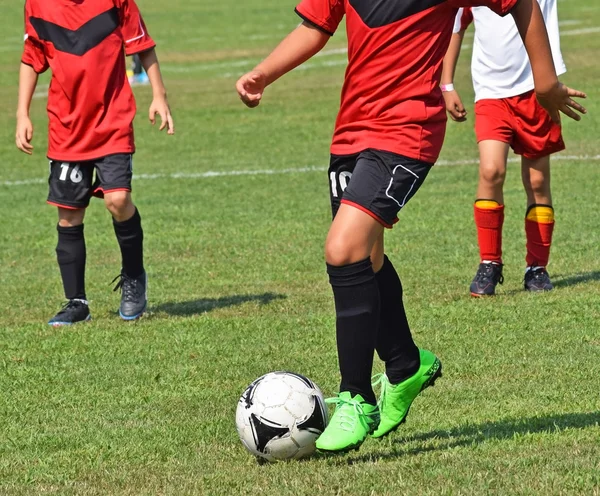 Crianças pequenas estão jogando futebol — Fotografia de Stock