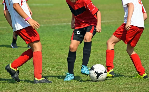 Jovens jogadores de futebol em ação — Fotografia de Stock