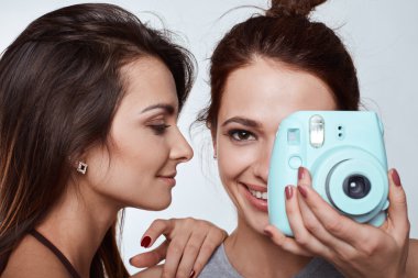 Stüdyo yaşam tarzı portresi iki en iyi arkadaş hipster çılgın kızlar