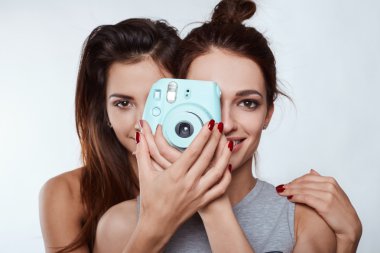 Stüdyo yaşam tarzı portresi iki en iyi arkadaş hipster çılgın kızlar