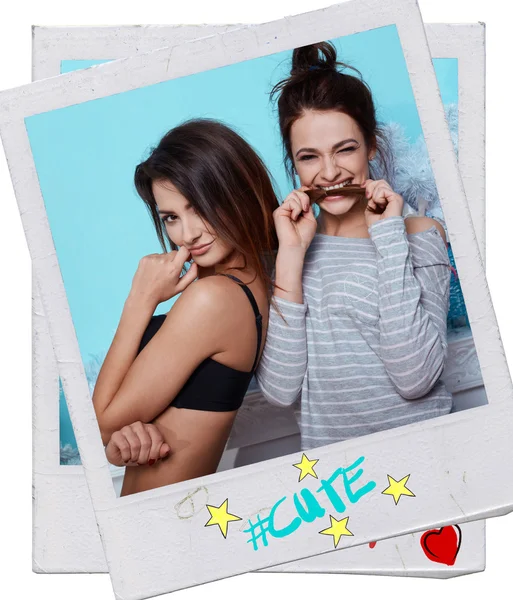 Interior lifestyle portrait of two best friends hipster crazy girls — Stock Photo, Image