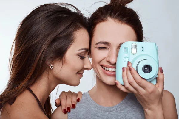 Estudio estilo de vida retrato de dos mejores amigos hipster chicas locas — Foto de Stock