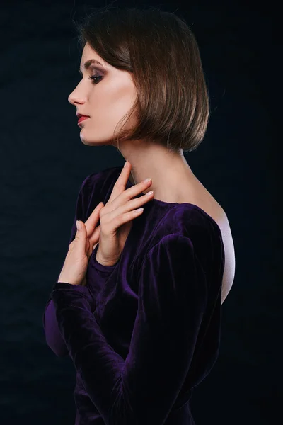 Hermosa mujer joven elegante en vestido púrpura — Foto de Stock