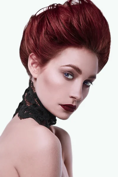 髪型と身に着けているネックレス ジュエリー美容スタイリッシュな赤毛の女性 — ストック写真