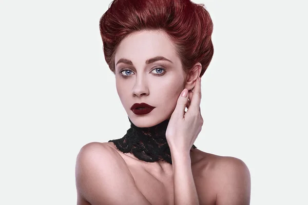 Piękna stylowa rudy kobieta z fryzurę i noszenie Biżuteria Naszyjnik — Zdjęcie stockowe