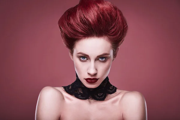 Skönhet elegant rödhårig kvinna med frisyr och bär halsband smycken — Stockfoto